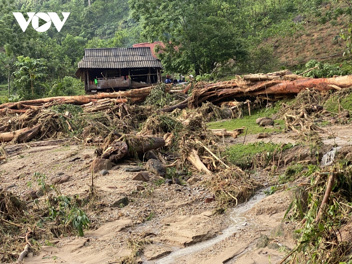 Nghệ An: Lũ quét cuốn trôi 3 nhà dân
