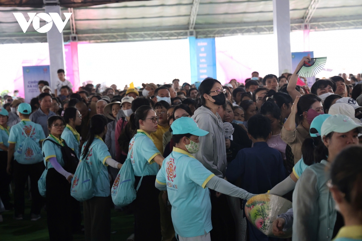 nét đẹp tình nguyện viên tận tâm phụng sự ở Đại lễ vesak 2025 hình ảnh 4 net dep tinh nguyen vien tan tam phung su o Dai le vesak 2025 hinh anh 4
