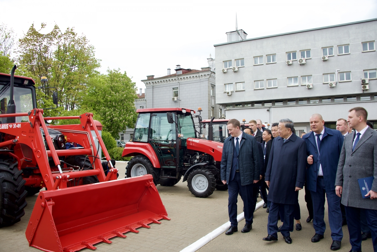 tổng bí thư tô lâm thăm nhà máy máy kéo minsk hình ảnh 1 tong bi thu to lam tham nha may may keo minsk hinh anh 1