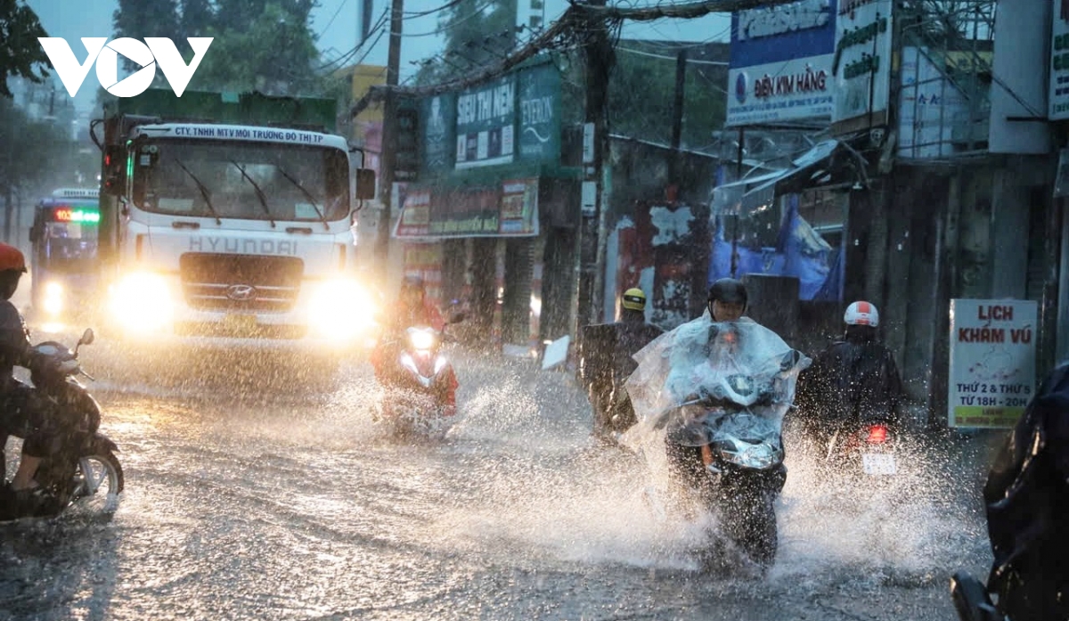 Mưa to kéo dài sáng cuối tuần, nhiều tuyến đường tại TP.HCM ngập sâu