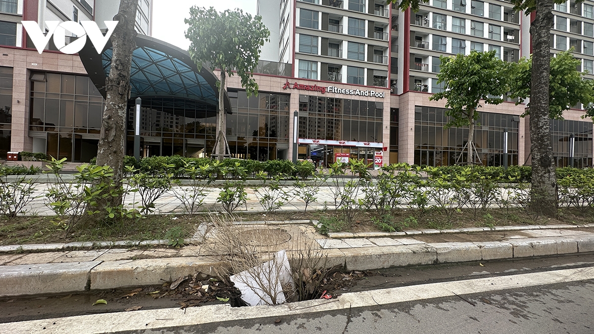 Tuyến đường mới ở Long Biên không nắp hố ga nguy hiếm cho người đi đường