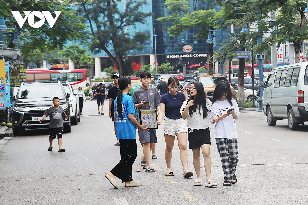 thành phố hạ long nhộn nhịp đón du khách tới xem carnaval hình ảnh 1 thanh pho ha long nhon nhip don du khach toi xem carnaval hinh anh 1