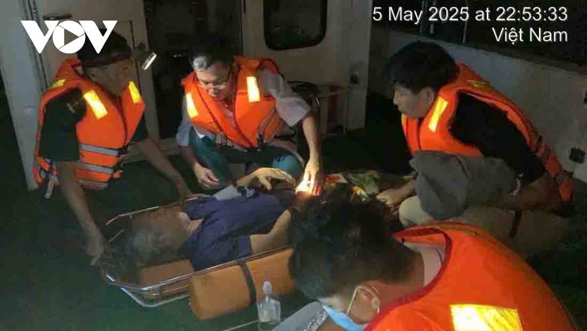 Bộ đội Biên phòng Đà Nẵng cứu ngư dân gặp nạn trên biển