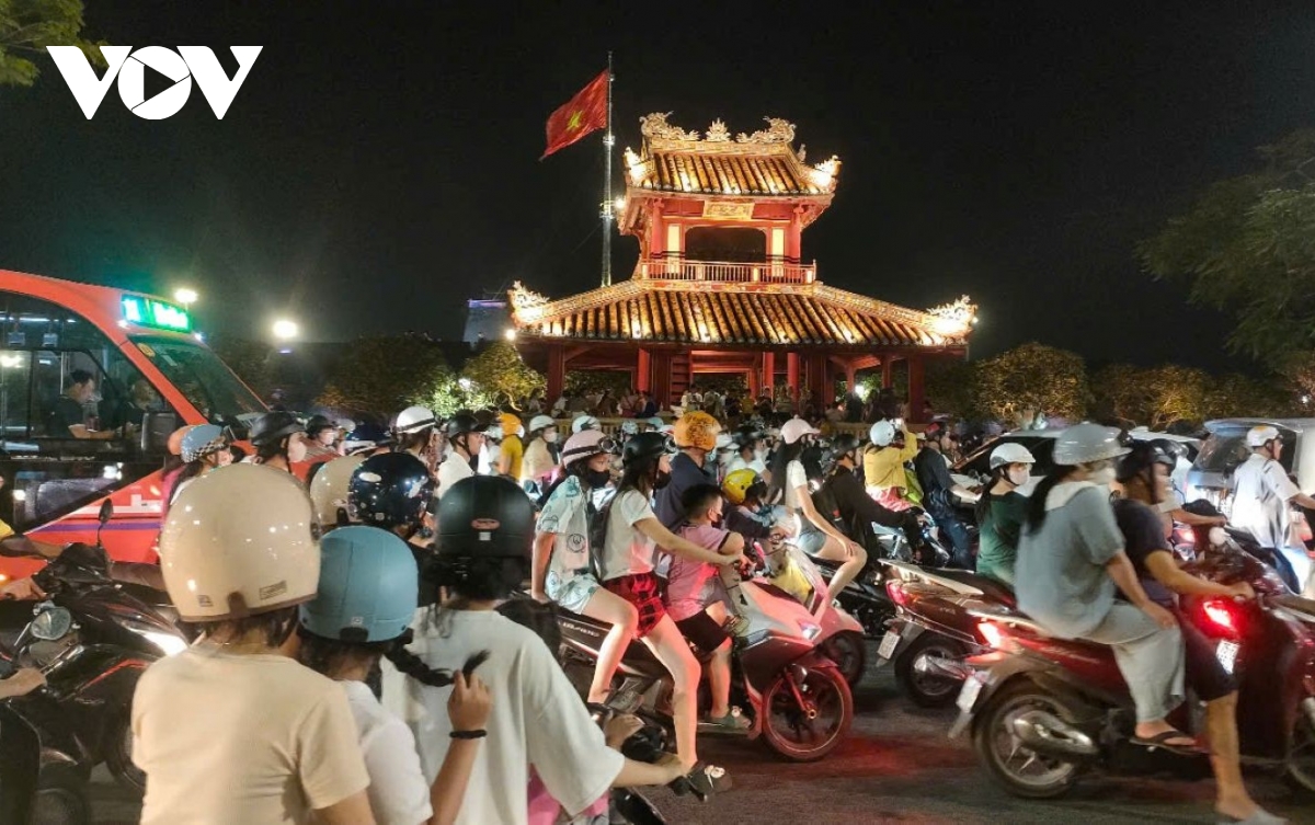 vụ hỏa pháo súng thần công bay vào khu vực khán giả, đơn vị tổ chức lên tiếng hình ảnh 3 vu hoa phao sung than cong bay vao khu vuc khan gia, don vi to chuc len tieng hinh anh 3