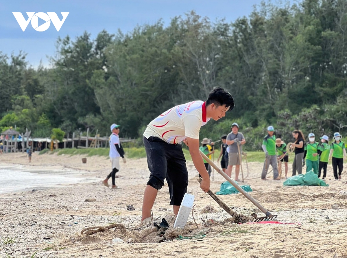 Hàng trăm người tham gia chương trình làm sạch bờ biển đảo Phú Quý