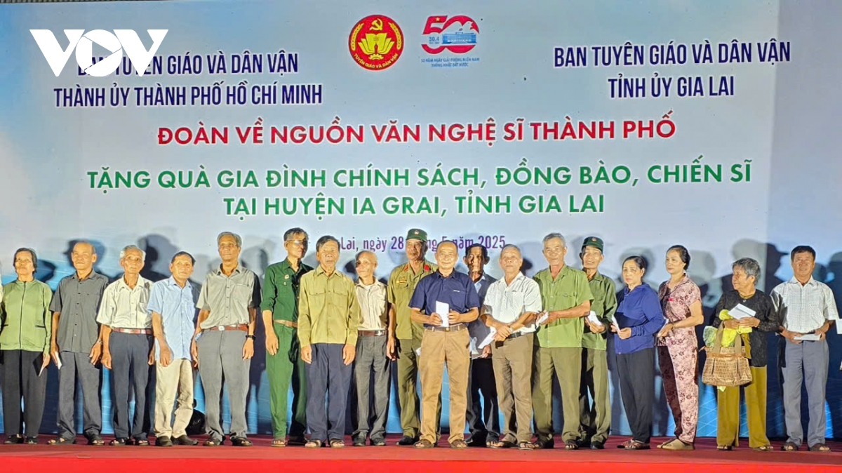 Đoàn công tác TP.HCM tặng quà, biểu diễn văn nghệ tại Gia Lai