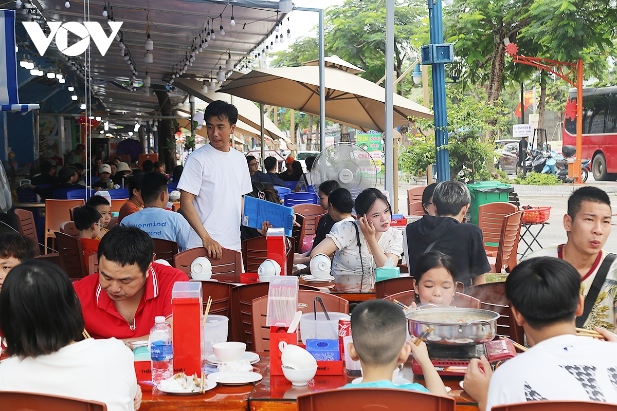 thành phố hạ long nhộn nhịp đón du khách tới xem carnaval hình ảnh 5 thanh pho ha long nhon nhip don du khach toi xem carnaval hinh anh 5