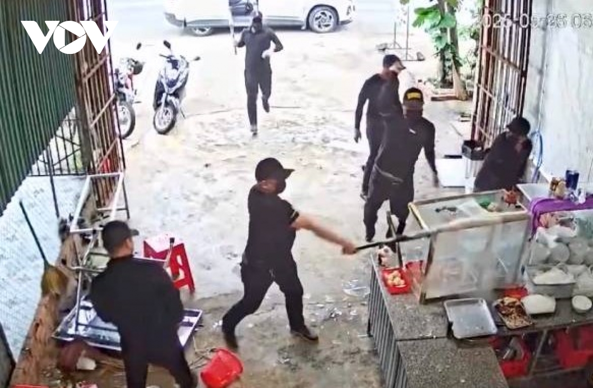 nhóm đối tượng mặc đồ đen đập phá quán phở gây xôn xao dư luận hình ảnh 1 nhom doi tuong mac do den dap pha quan pho gay xon xao du luan hinh anh 1