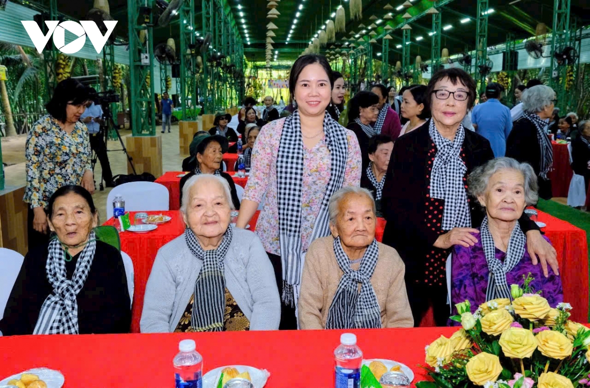 Doi quan nu ben tre hien ngang di trong dan lua hinh anh 4