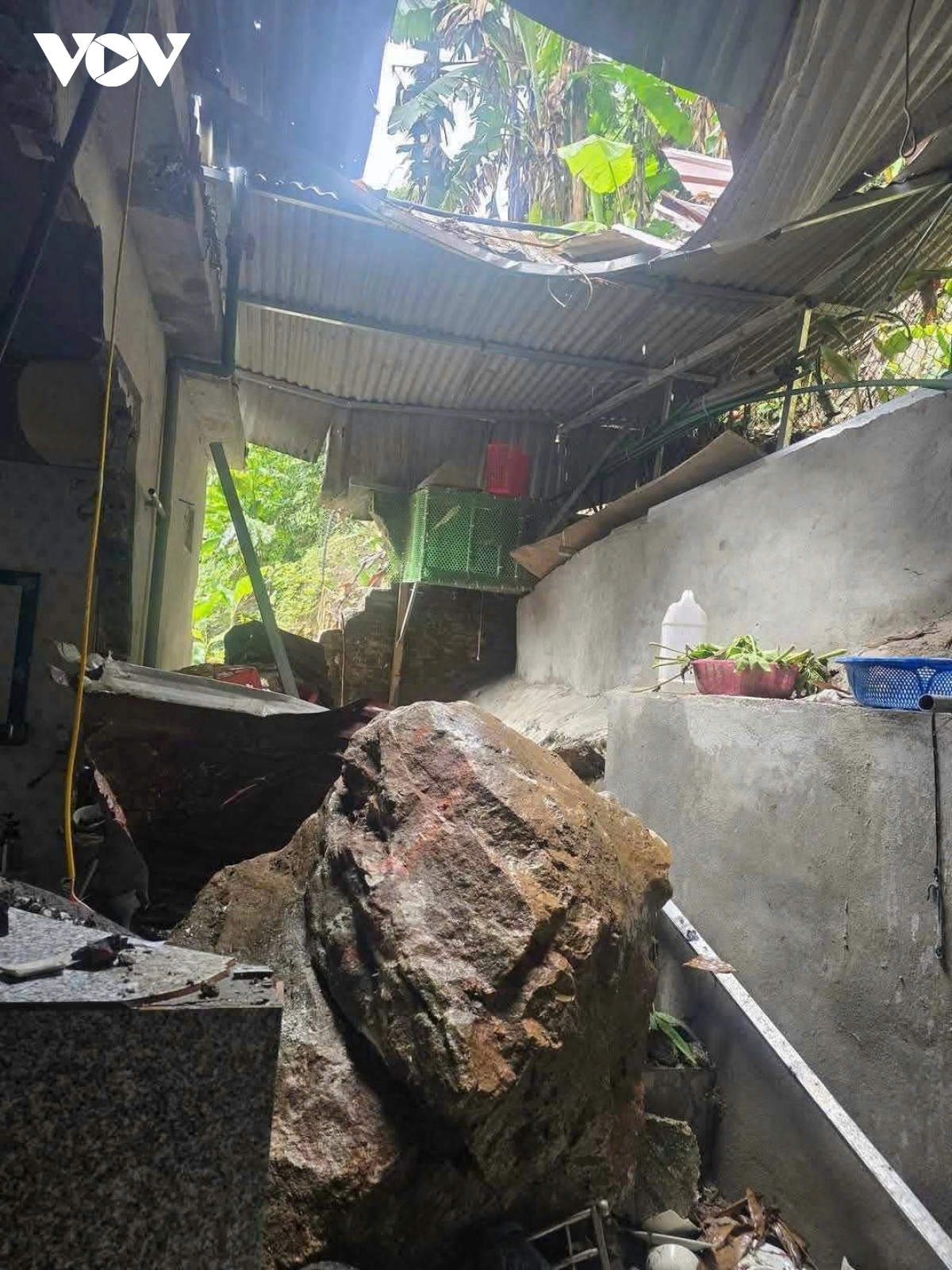 Mưa kéo dài, đá to từ trên núi lăn xuống nhà dân ở Yên Bái