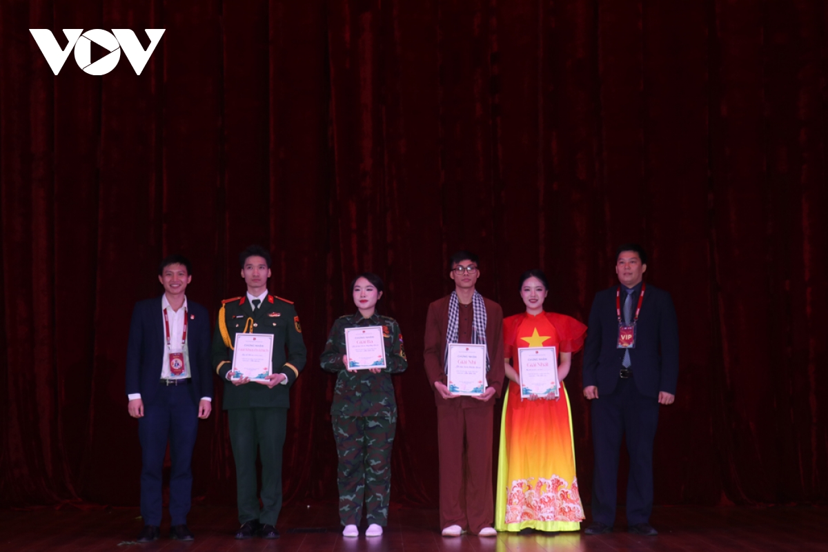 lan toa van hoa viet qua cuoc thi giai dieu thanh nien 2025 tai nga hinh anh 4