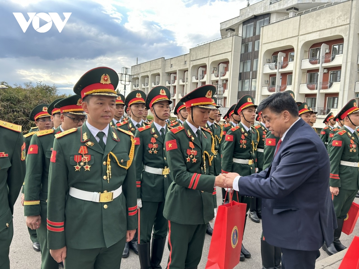 Doan viet nam tham gia buoi tong duyet le duyet binh tren quang truong Do hinh anh 2