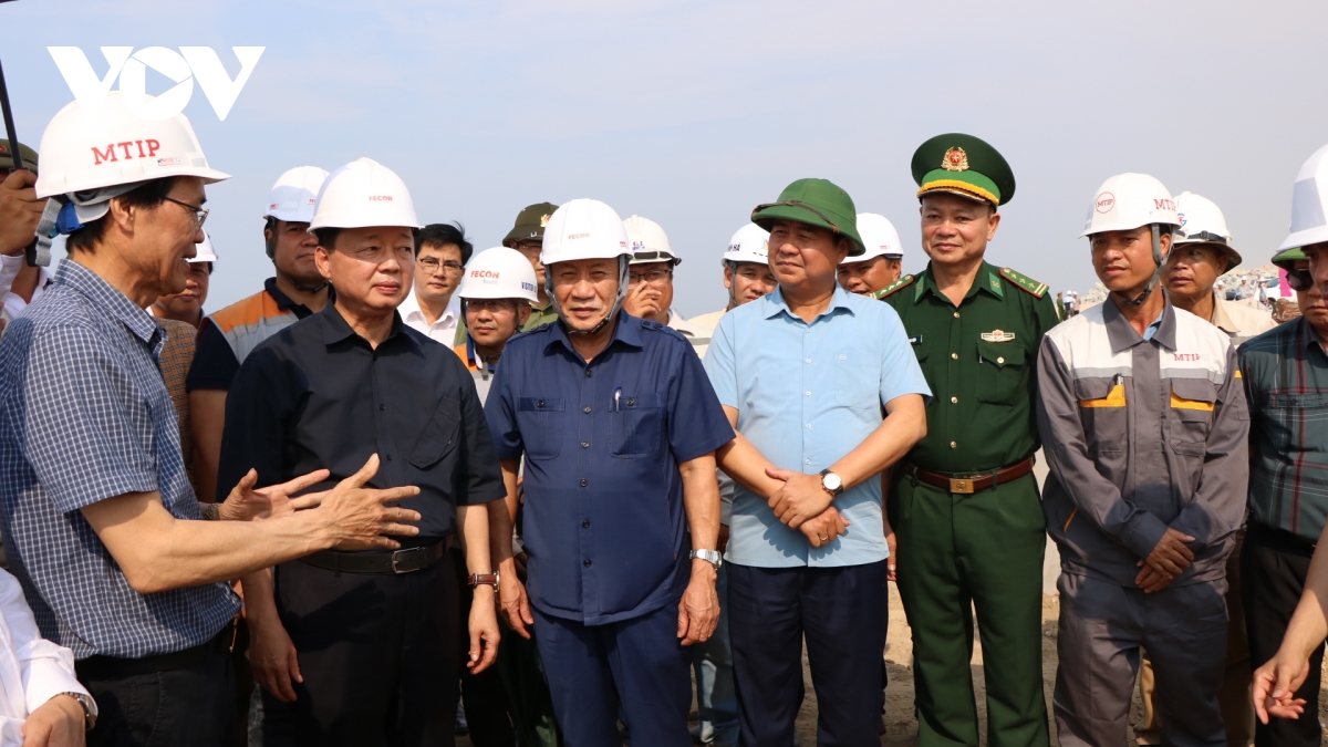 vượt nắng trên công trường khu bến cảng mỹ thủy, quảng trị hình ảnh 6 vuot nang tren cong truong khu ben cang my thuy, quang tri hinh anh 6