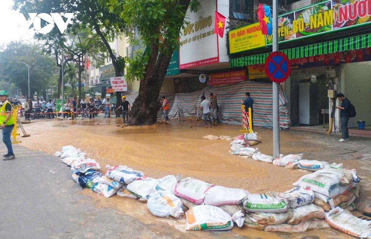 ban quản lý Đường sắt đô thị hà nội xác nhận sự cố phun trào bùn ở cát linh hình ảnh 1 ban quan ly Duong sat do thi ha noi xac nhan su co phun trao bun o cat linh hinh anh 1