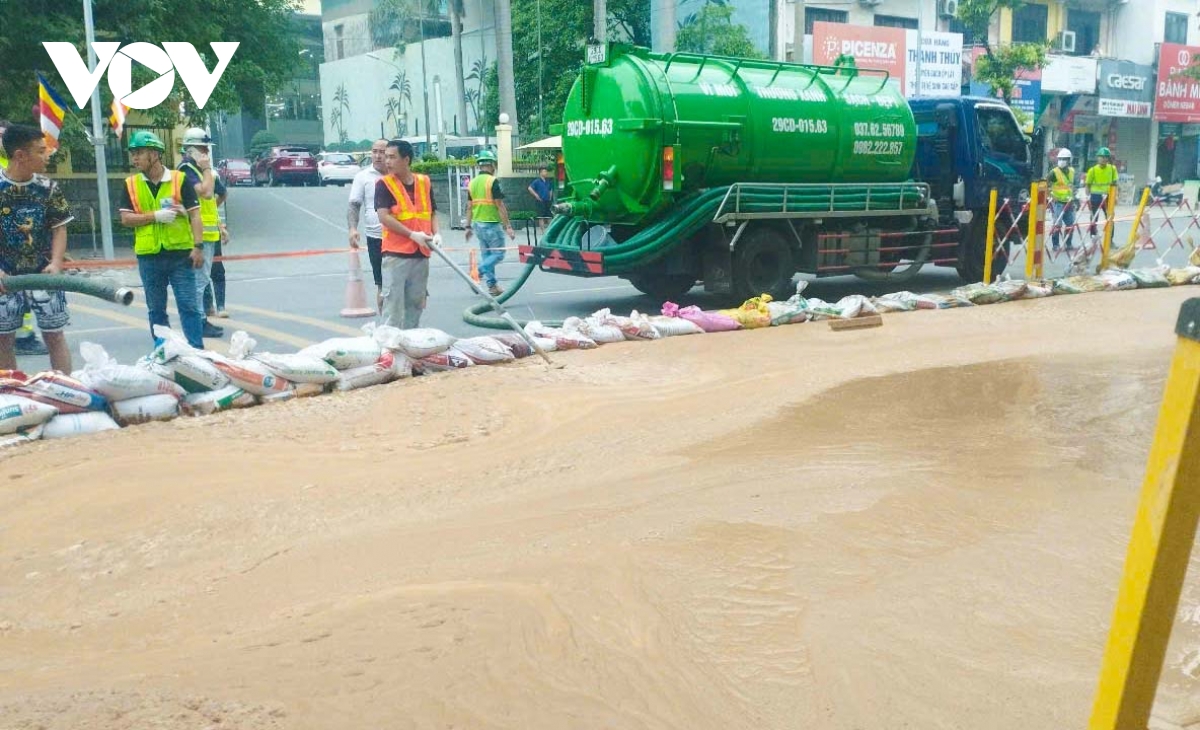 lại xảy ra sự cố phun trào bùn ở khu vực thi công ga ngầm metro nhổn - ga hà nội hình ảnh 8 lai xay ra su co phun trao bun o khu vuc thi cong ga ngam metro nhon - ga ha noi hinh anh 8