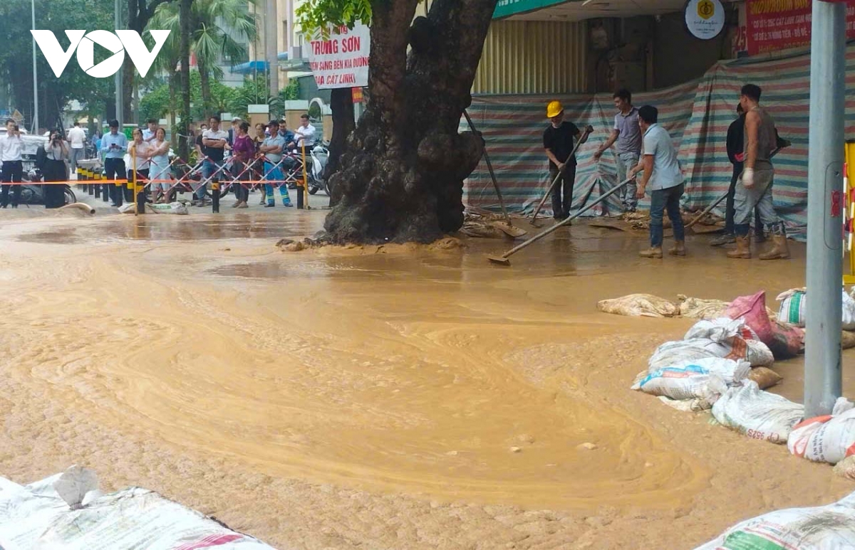 lại xảy ra sự cố phun trào bùn ở khu vực thi công ga ngầm metro nhổn - ga hà nội hình ảnh 7 lai xay ra su co phun trao bun o khu vuc thi cong ga ngam metro nhon - ga ha noi hinh anh 7