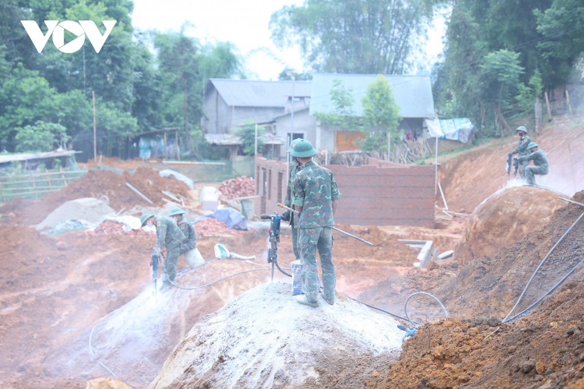 thi công không nghỉ lễ giúp bà con vùng lũ sớm có nhà ở hình ảnh 3 thi cong khong nghi le giup ba con vung lu som co nha o hinh anh 3