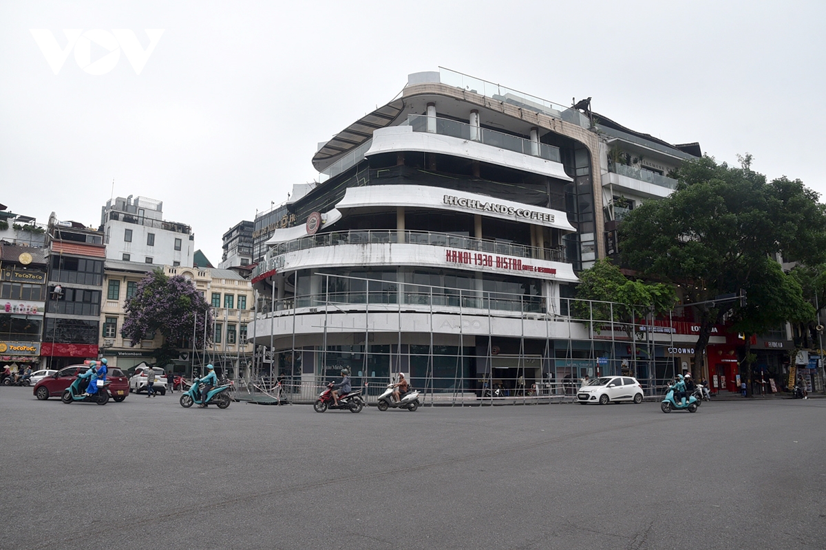 công nhân dựng rào che, chuẩn bị phá dỡ tòa nhà hàm cá mập hình ảnh 12 cong nhan dung rao che, chuan bi pha do toa nha ham ca map hinh anh 12