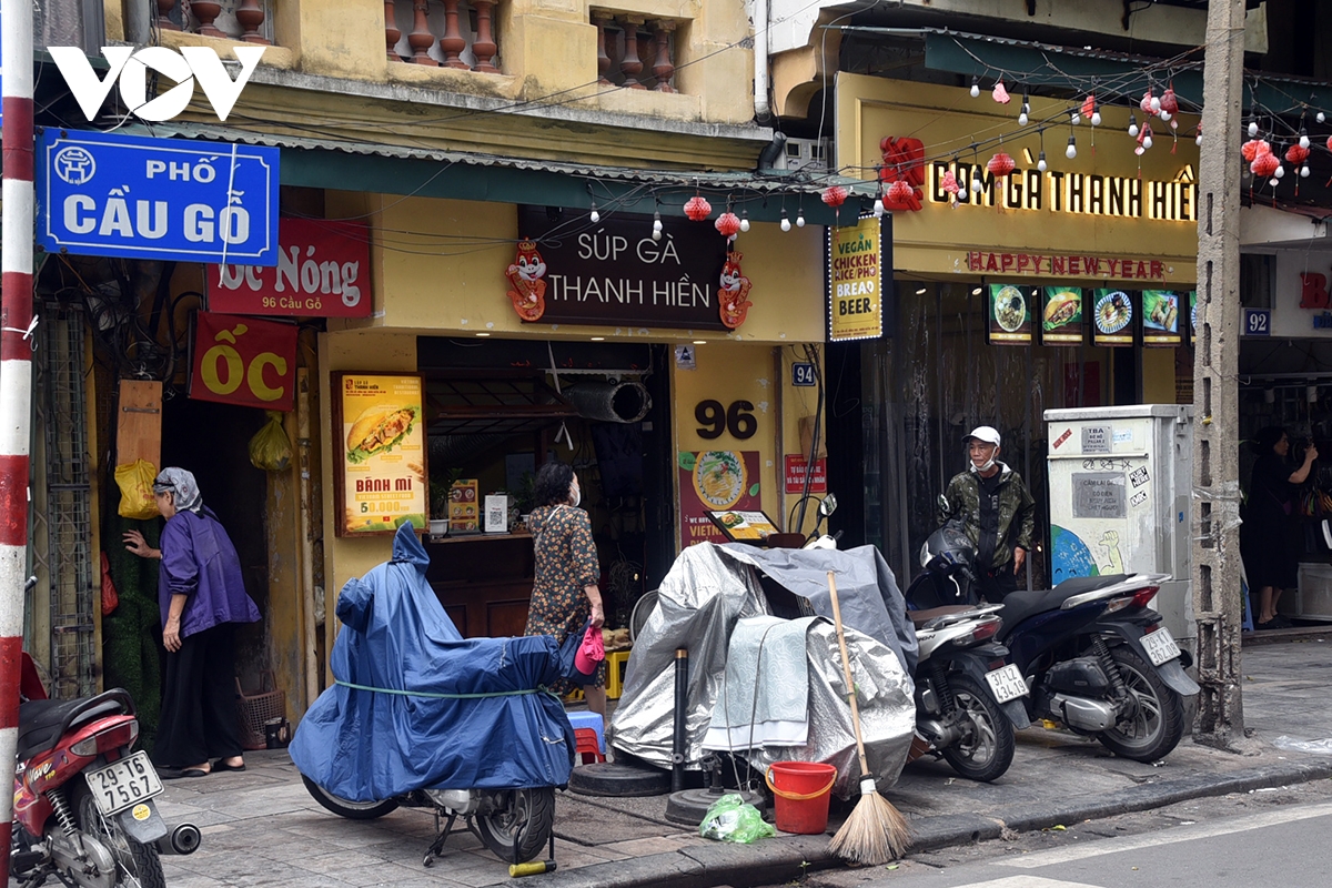 công nhân dựng rào che, chuẩn bị phá dỡ tòa nhà hàm cá mập hình ảnh 9 cong nhan dung rao che, chuan bi pha do toa nha ham ca map hinh anh 9