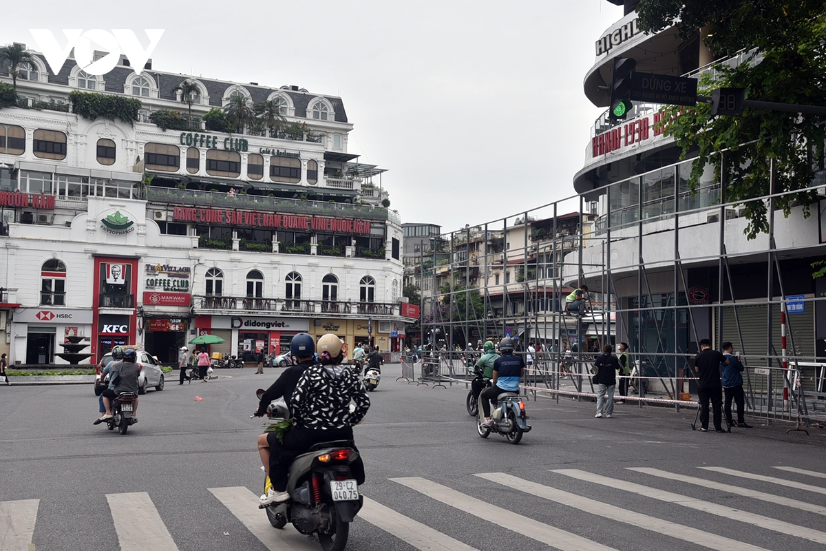 công nhân dựng rào che, chuẩn bị phá dỡ tòa nhà hàm cá mập hình ảnh 13 cong nhan dung rao che, chuan bi pha do toa nha ham ca map hinh anh 13