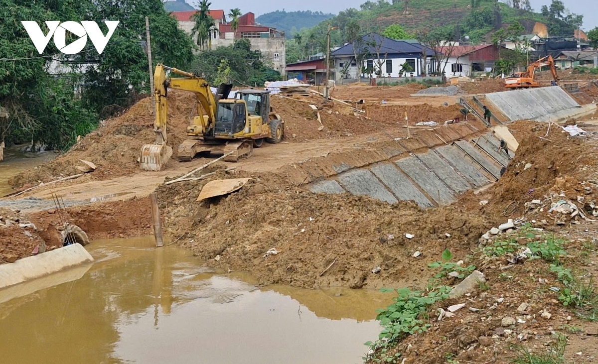 Kè chống lũ suối Cầu Dài (Yên Bái) chậm tiến độ làm tăng nguy cơ ngập úng trước mùa