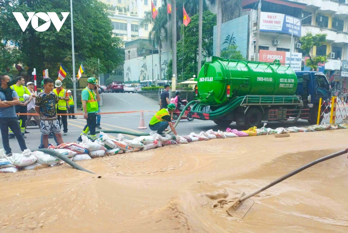 lại xảy ra sự cố phun trào bùn ở khu vực thi công ga ngầm metro nhổn - ga hà nội hình ảnh 10 lai xay ra su co phun trao bun o khu vuc thi cong ga ngam metro nhon - ga ha noi hinh anh 10
