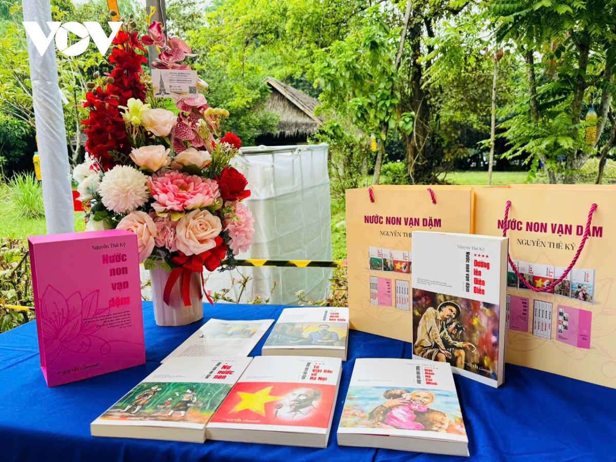 ra mắt cuốn sách song ngữ bác hồ ở thái lan tại udon thani hình ảnh 6 ra mat cuon sach song ngu bac ho o thai lan tai udon thani hinh anh 6
