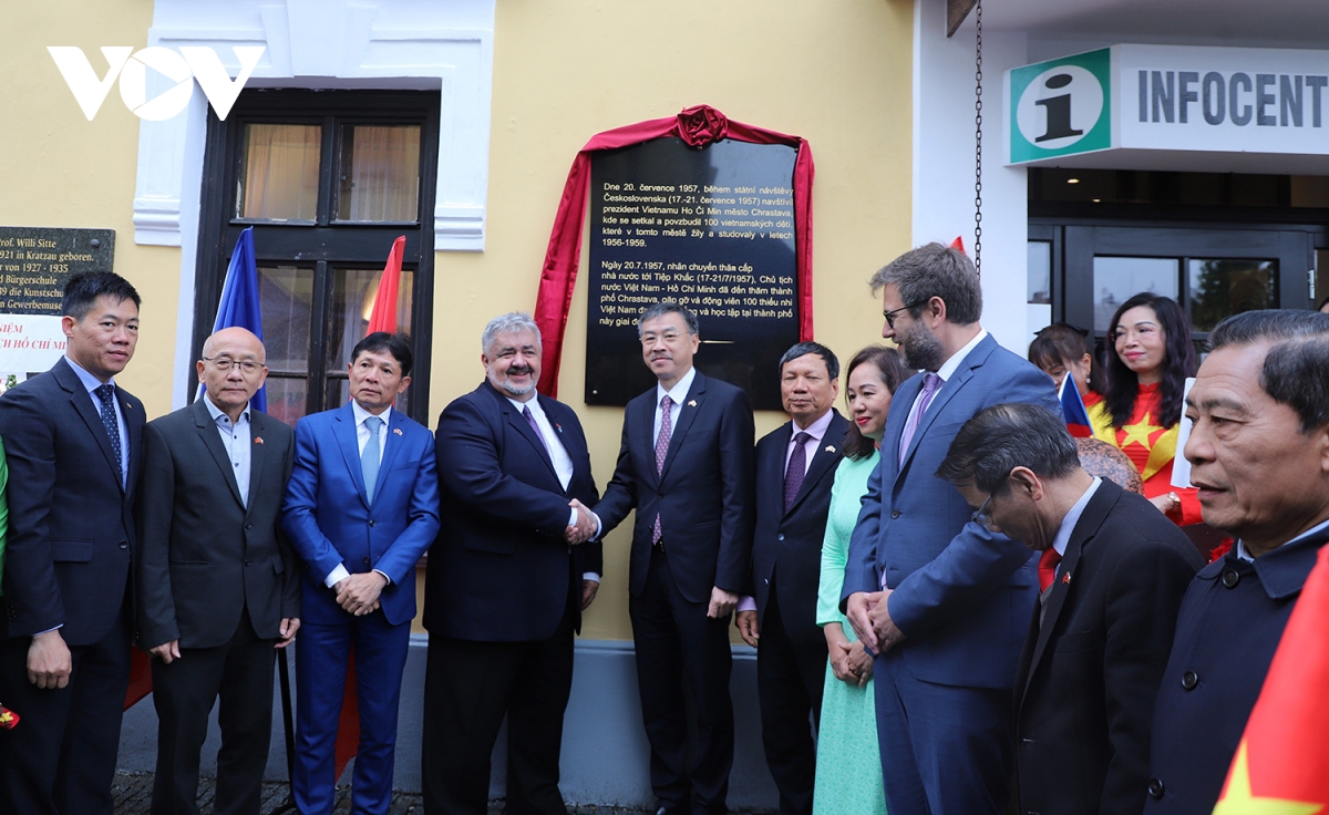 khánh thành bia lưu niệm chuyến thăm chủ tịch hồ chí minh tại séc hình ảnh 2 khanh thanh bia luu niem chuyen tham chu tich ho chi minh tai sec hinh anh 2