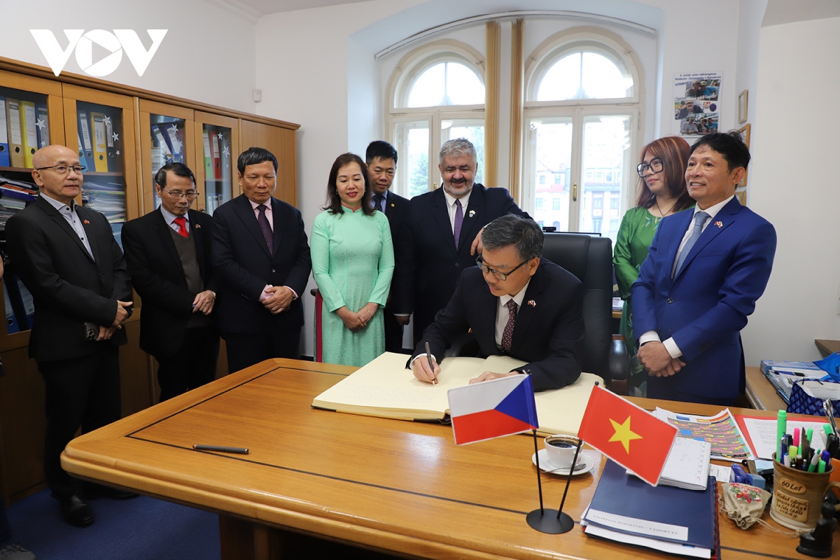 khánh thành bia lưu niệm chuyến thăm chủ tịch hồ chí minh tại séc hình ảnh 6 khanh thanh bia luu niem chuyen tham chu tich ho chi minh tai sec hinh anh 6