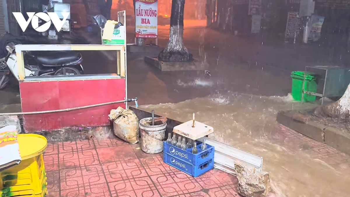 mưa lớn trong đêm, người dân sơn la lập tìm cách chặn nước tràn vào nhà hình ảnh 2 mua lon trong dem, nguoi dan son la lap tim cach chan nuoc tran vao nha hinh anh 2