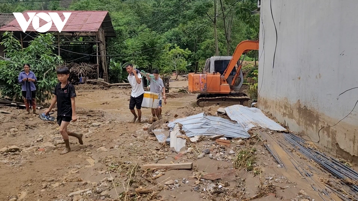 Am tinh nguoi giua con mua lu o bac kan hinh anh 1