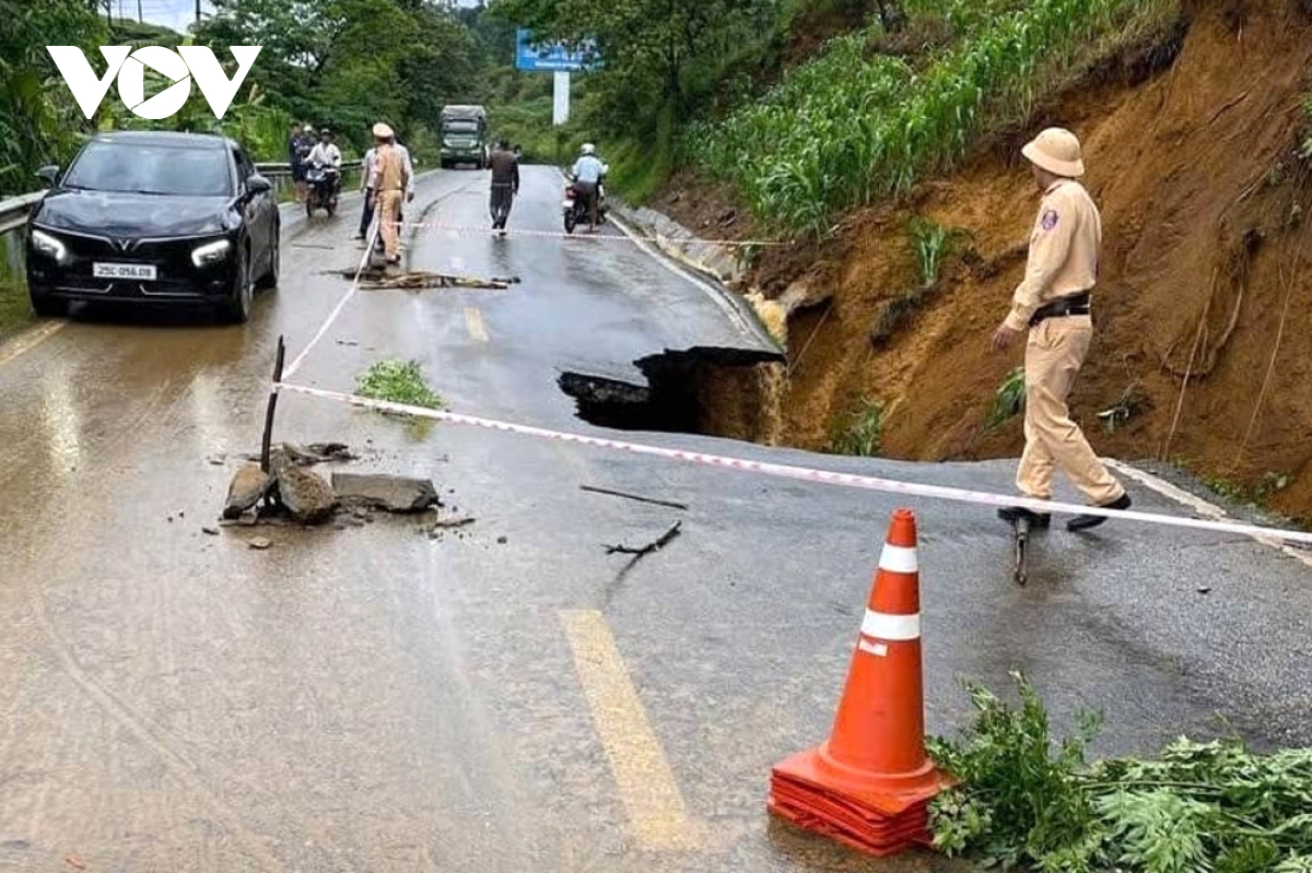 xuất hiện sạt lở, lún sụt trên quốc lộ 4d sau mưa lớn ở lai châu hình ảnh 2 xuat hien sat lo, lun sut tren quoc lo 4d sau mua lon o lai chau hinh anh 2