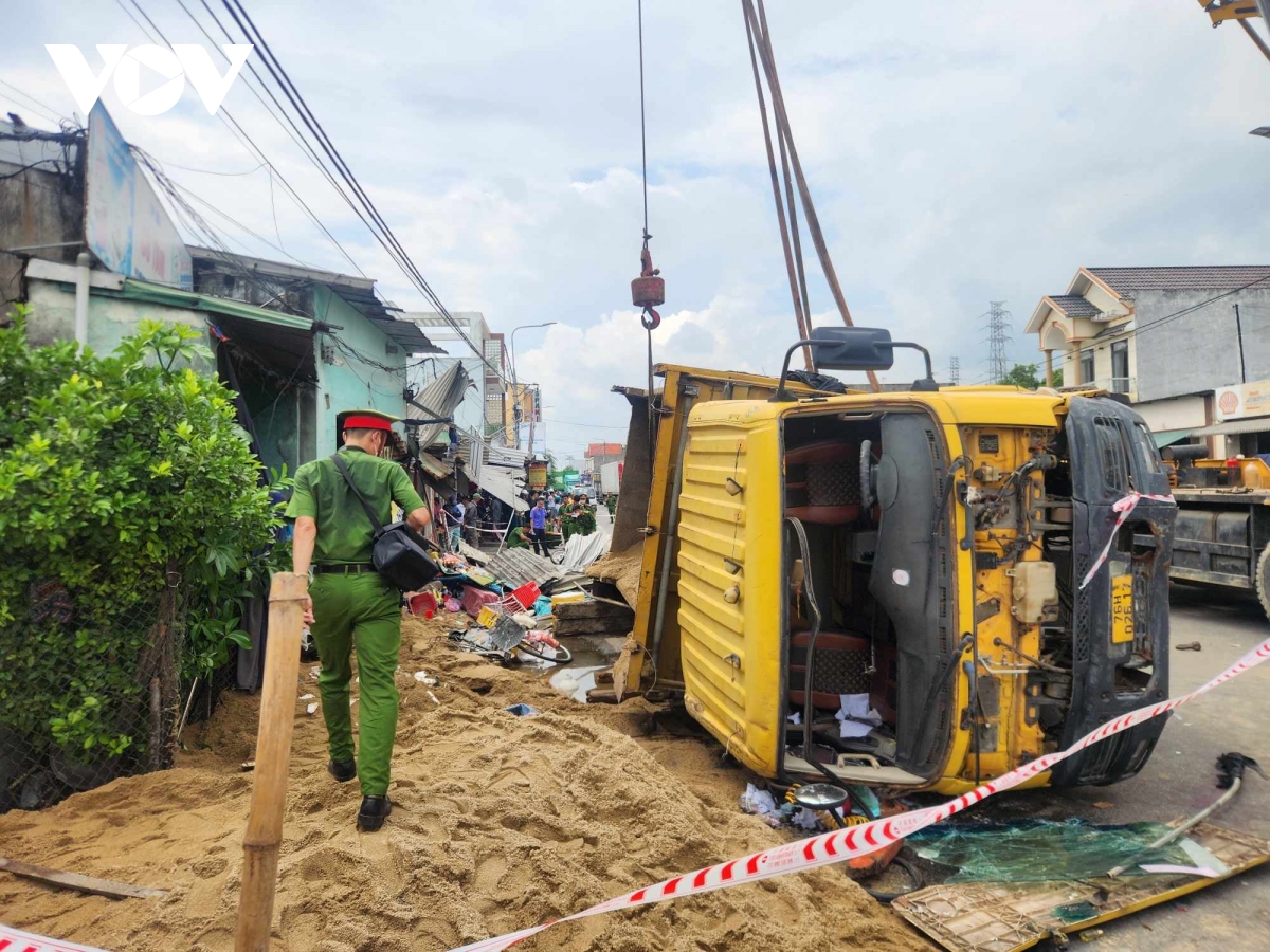 Xe tải né xe gắn máy húc vào nhà dân, 1 người tử vong, nhiều người bị thương