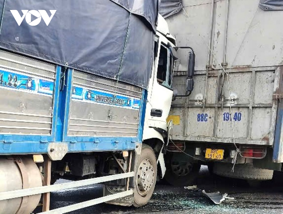 tai nạn giao thông liên hoàn giữa 4 xe tải trên tuyến la sơn-túy loan hình ảnh 2 tai nan giao thong lien hoan giua 4 xe tai tren tuyen la son-tuy loan hinh anh 2