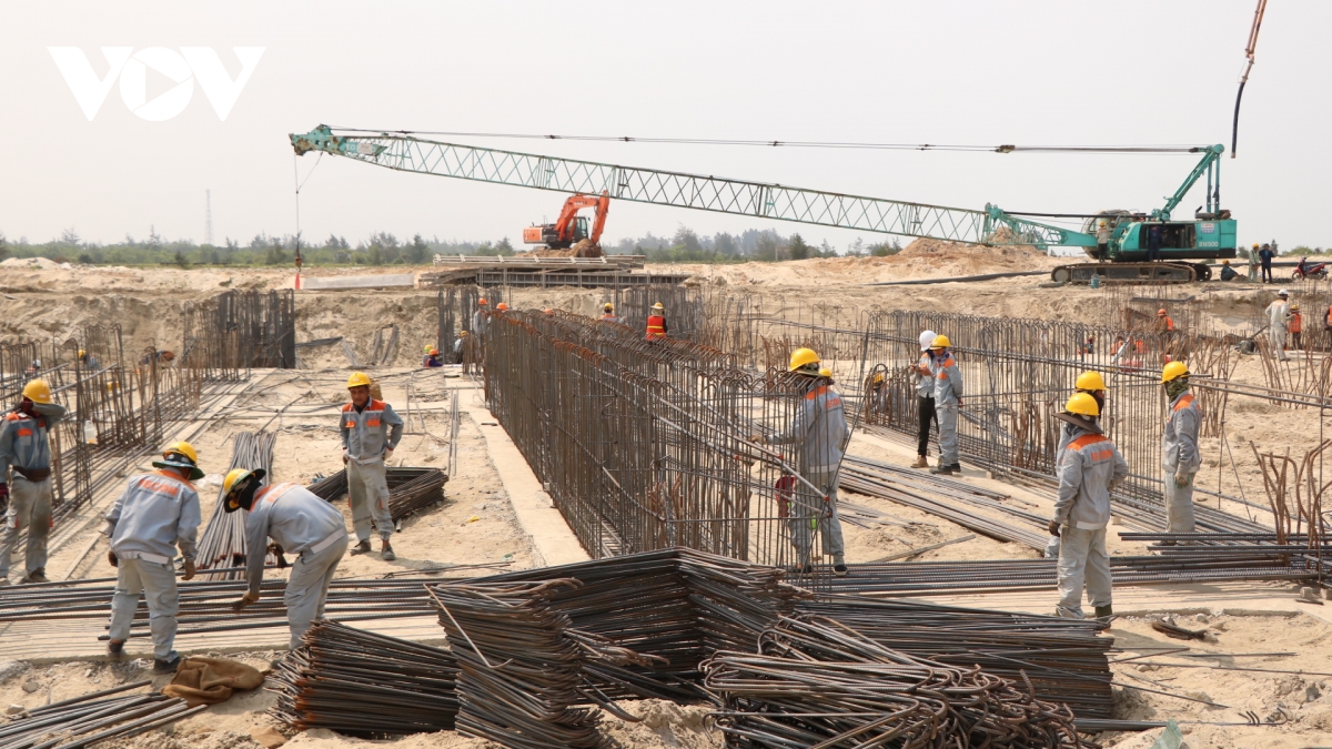 vượt nắng trên công trường khu bến cảng mỹ thủy, quảng trị hình ảnh 2 vuot nang tren cong truong khu ben cang my thuy, quang tri hinh anh 2