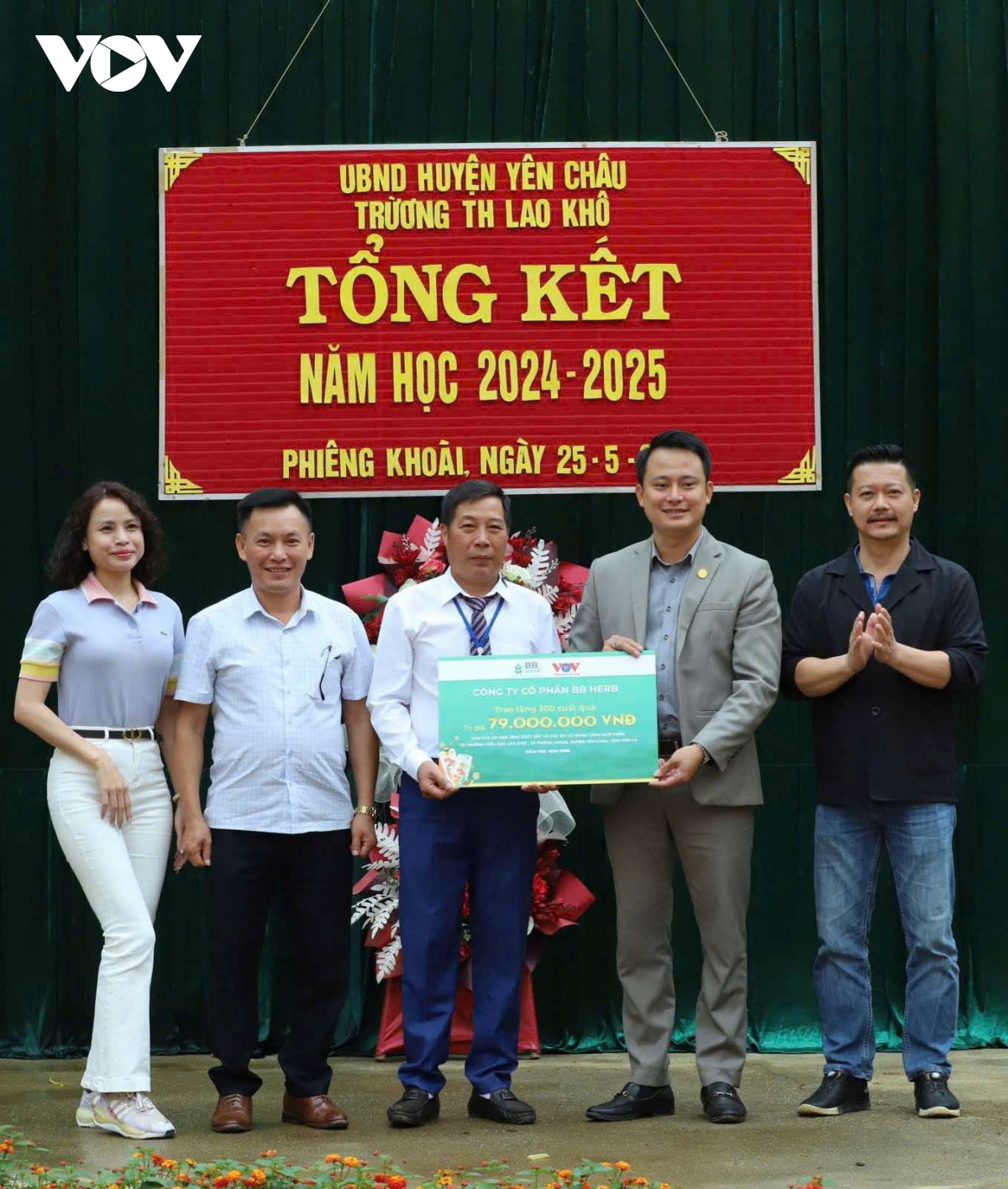 vov tay bac phoi hop trao tang 200 suat qua cho hoc sinh vung cao son la hinh anh 2