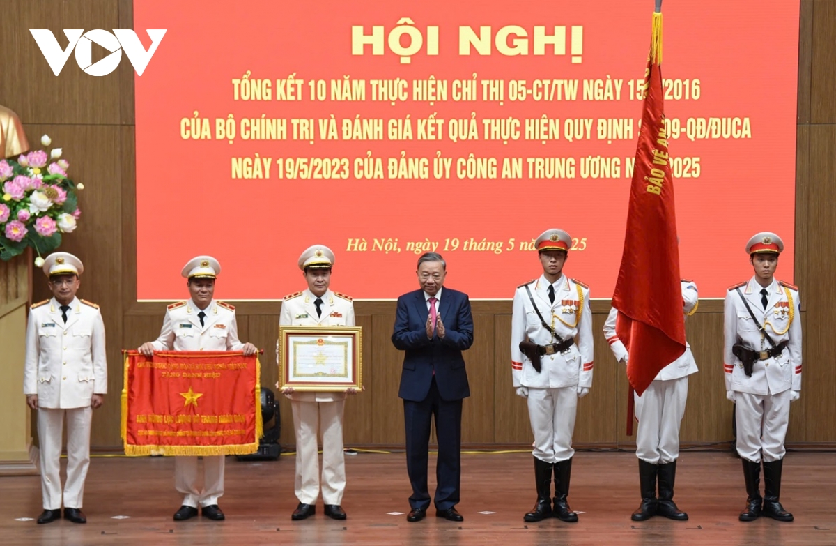 tổng bí thư trao danh hiệu anh hùng lực lượng vũ trang cho cục a05, bộ công an hình ảnh 2 tong bi thu trao danh hieu anh hung luc luong vu trang cho cuc a05, bo cong an hinh anh 2