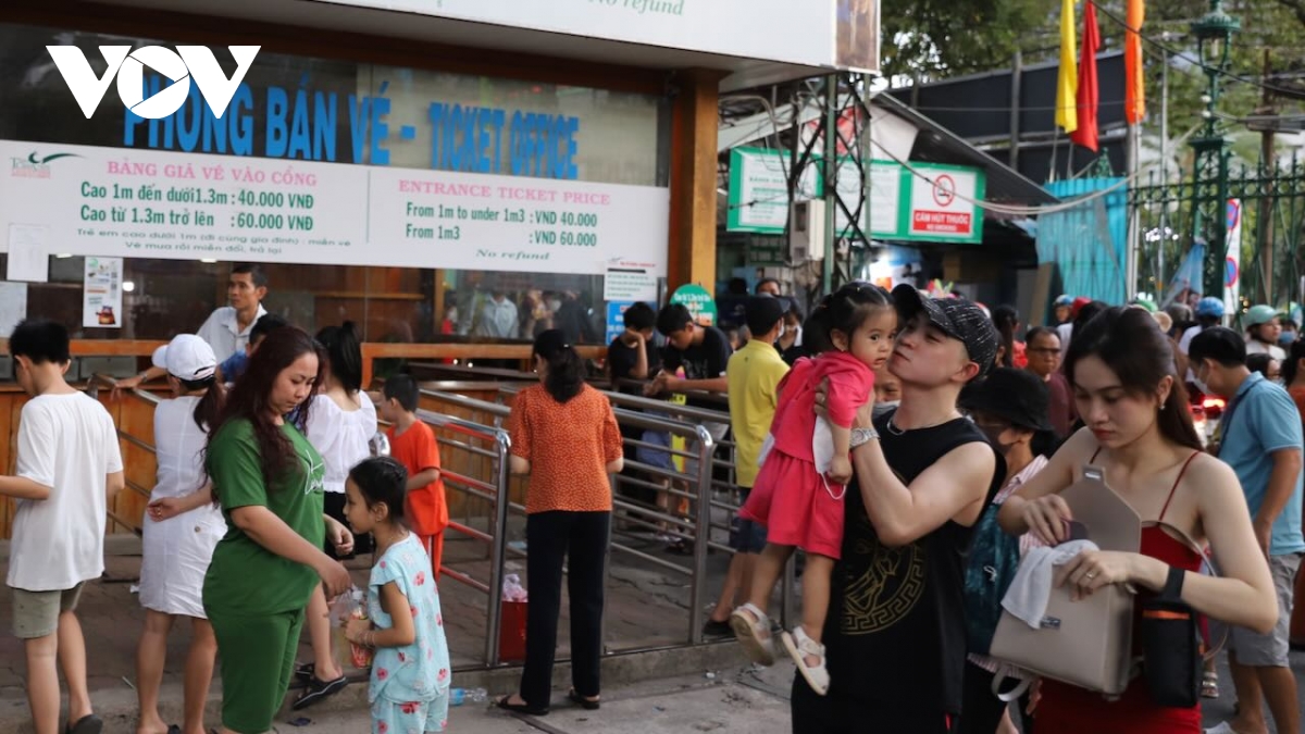 người dân, du khách đổ về các điểm vui chơi, di tích lịch sử tại tp.hcm hình ảnh 3 nguoi dan, du khach do ve cac diem vui choi, di tich lich su tai tp.hcm hinh anh 3