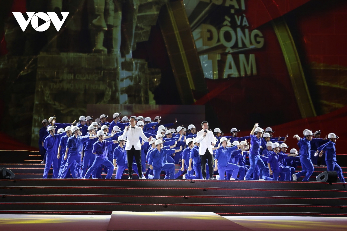 hàng vạn người dân, du khách hoà mình vào không khí carnaval hạ long 2025 hình ảnh 6 hang van nguoi dan, du khach hoa minh vao khong khi carnaval ha long 2025 hinh anh 6