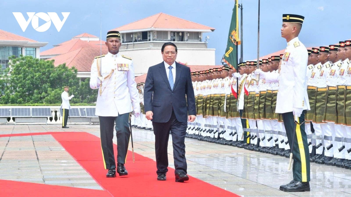 lễ đón trọng thể thủ tướng phạm minh chính thăm chính thức malaysia hình ảnh 1 le don trong the thu tuong pham minh chinh tham chinh thuc malaysia hinh anh 1