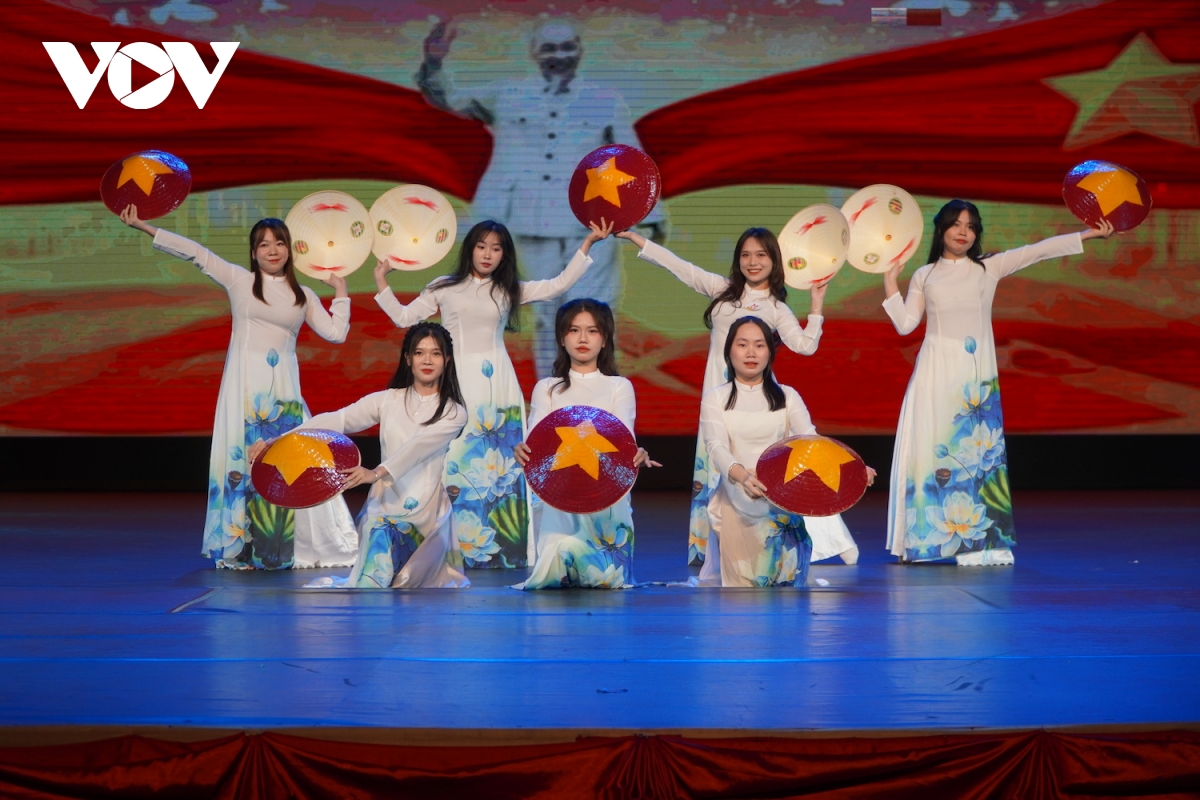 hội diễn nghệ thuật tại lào chào mừng sinh nhật bác hình ảnh 4 hoi dien nghe thuat tai lao chao mung sinh nhat bac hinh anh 4