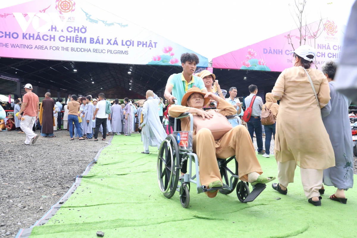 nét đẹp tình nguyện viên tận tâm phụng sự ở Đại lễ vesak 2025 hình ảnh 1 net dep tinh nguyen vien tan tam phung su o Dai le vesak 2025 hinh anh 1
