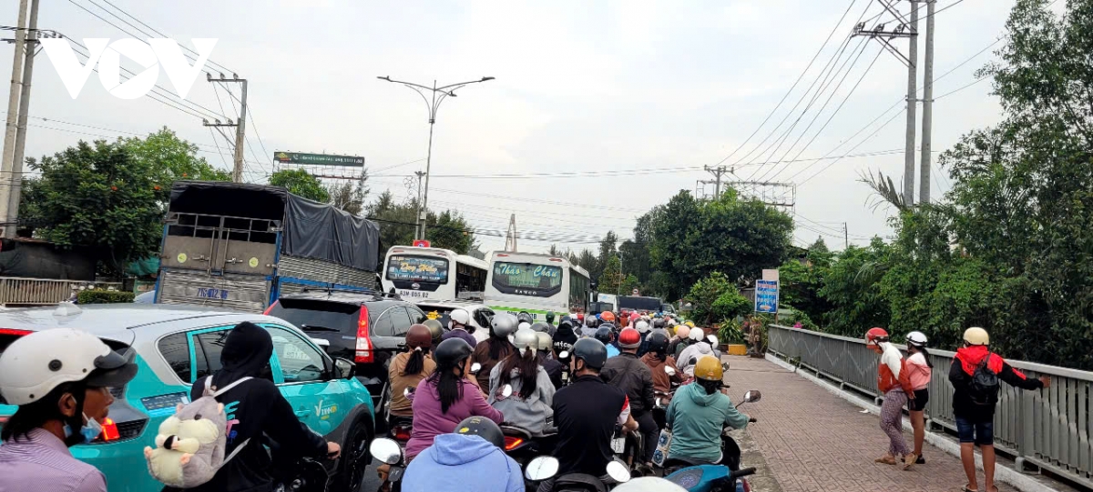 người dân trở lại tp.hcm sau nghỉ lễ, cầu rạch miễu 4 lần xả trạm thu phí do kẹt xe hình ảnh 3 nguoi dan tro lai tp.hcm sau nghi le, cau rach mieu 4 lan xa tram thu phi do ket xe hinh anh 3