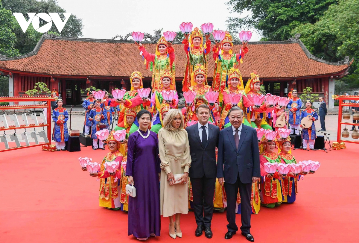 tổng bí thư tô lâm và tổng thống pháp thăm văn miếu - quốc tử giám hình ảnh 10 tong bi thu to lam va tong thong phap tham van mieu - quoc tu giam hinh anh 10