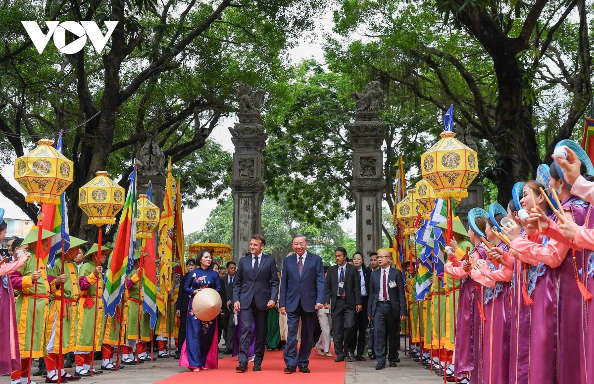 tổng bí thư tô lâm và tổng thống pháp thăm văn miếu - quốc tử giám hình ảnh 1 tong bi thu to lam va tong thong phap tham van mieu - quoc tu giam hinh anh 1