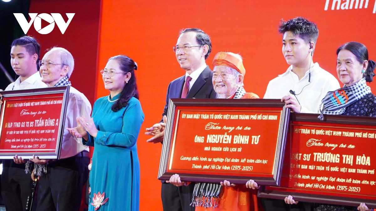 Ủy ban mặt trận tổ quốc tp.hcm được phong tặng anh hùng lao động hình ảnh 3 Uy ban mat tran to quoc tp.hcm duoc phong tang anh hung lao dong hinh anh 3