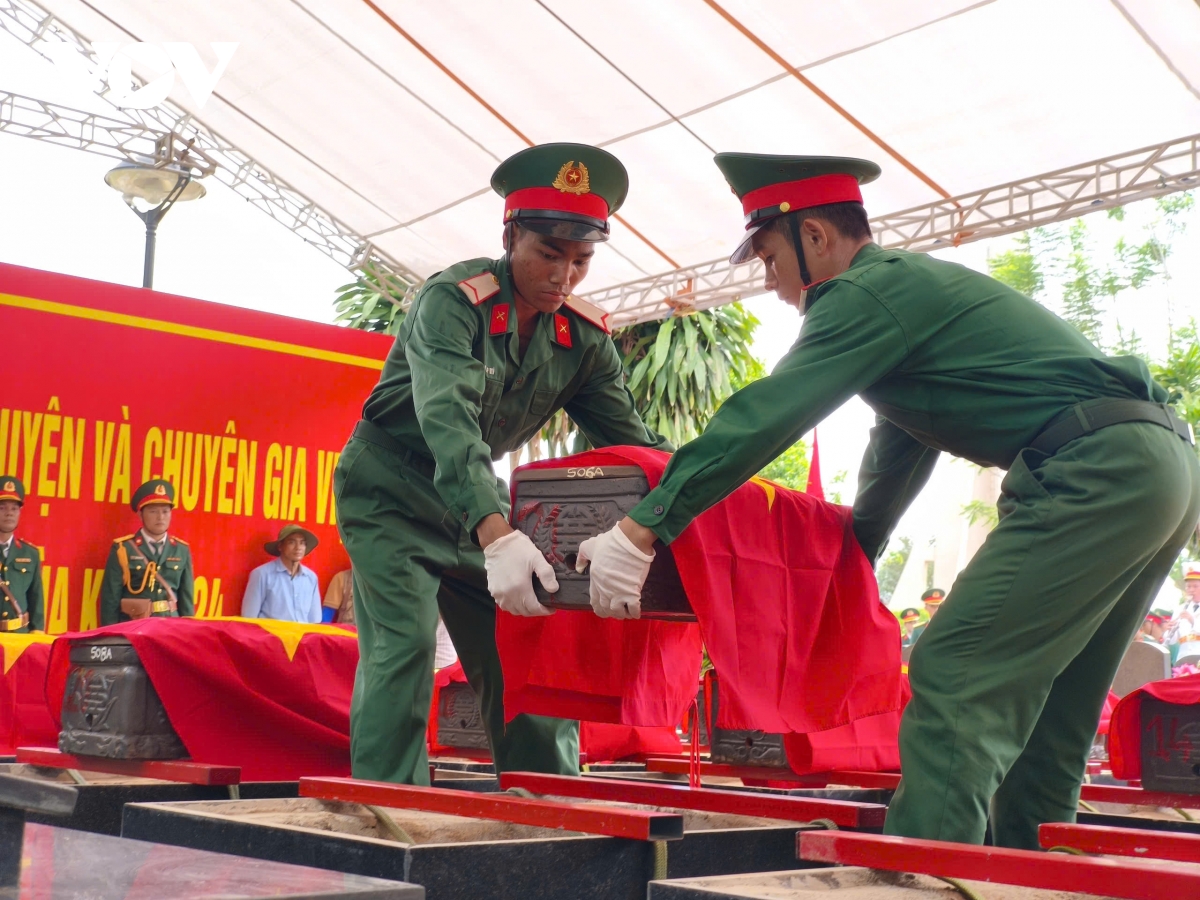 lễ truy điệu và an táng 23 hài cốt liệt sĩ việt nam hy sinh tại campuchia hình ảnh 4 le truy dieu va an tang 23 hai cot liet si viet nam hy sinh tai campuchia hinh anh 4