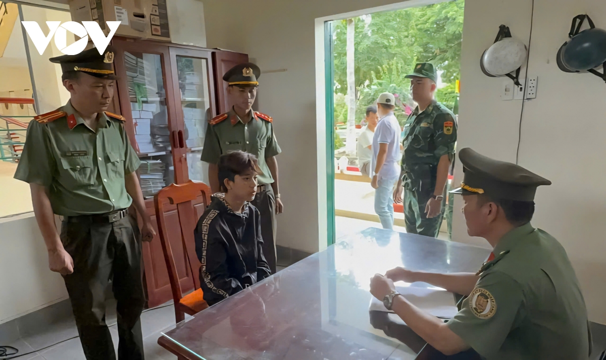 Bắt đối tượng giết người đang bị truy nã về từ Campuchia
