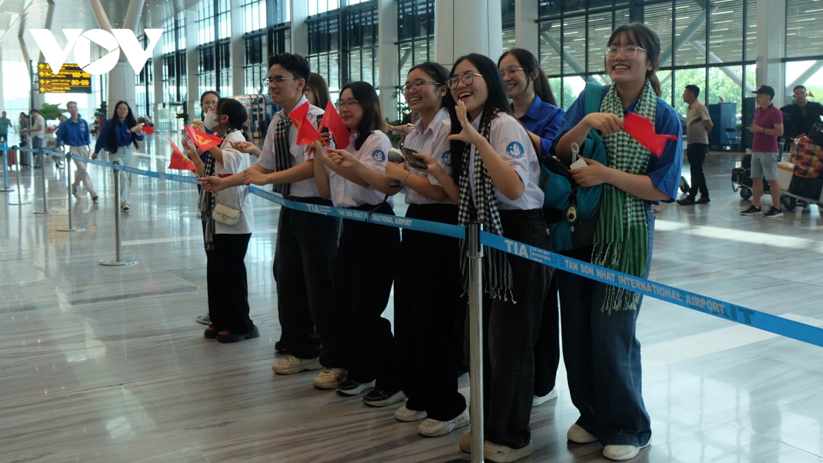 người dân tp.hcm chụp hình, hát mừng trong ngày chia tay lực lượng diễu binh hình ảnh 2 nguoi dan tp.hcm chup hinh, hat mung trong ngay chia tay luc luong dieu binh hinh anh 2