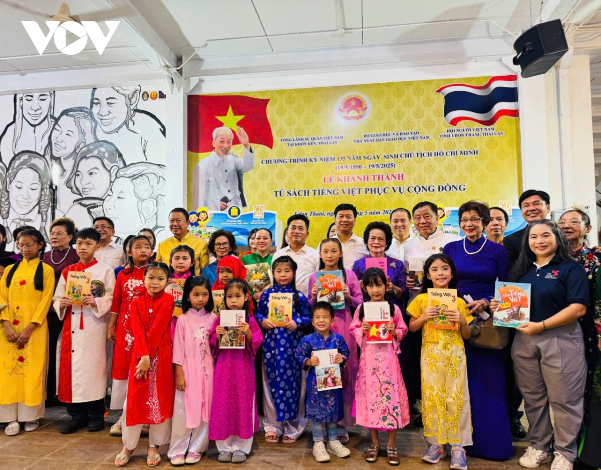 tủ sách tiếng việt tại udon thani gìn giữ cội nguồn, ngôn ngữ quê hương hình ảnh 2 tu sach tieng viet tai udon thani gin giu coi nguon, ngon ngu que huong hinh anh 2
